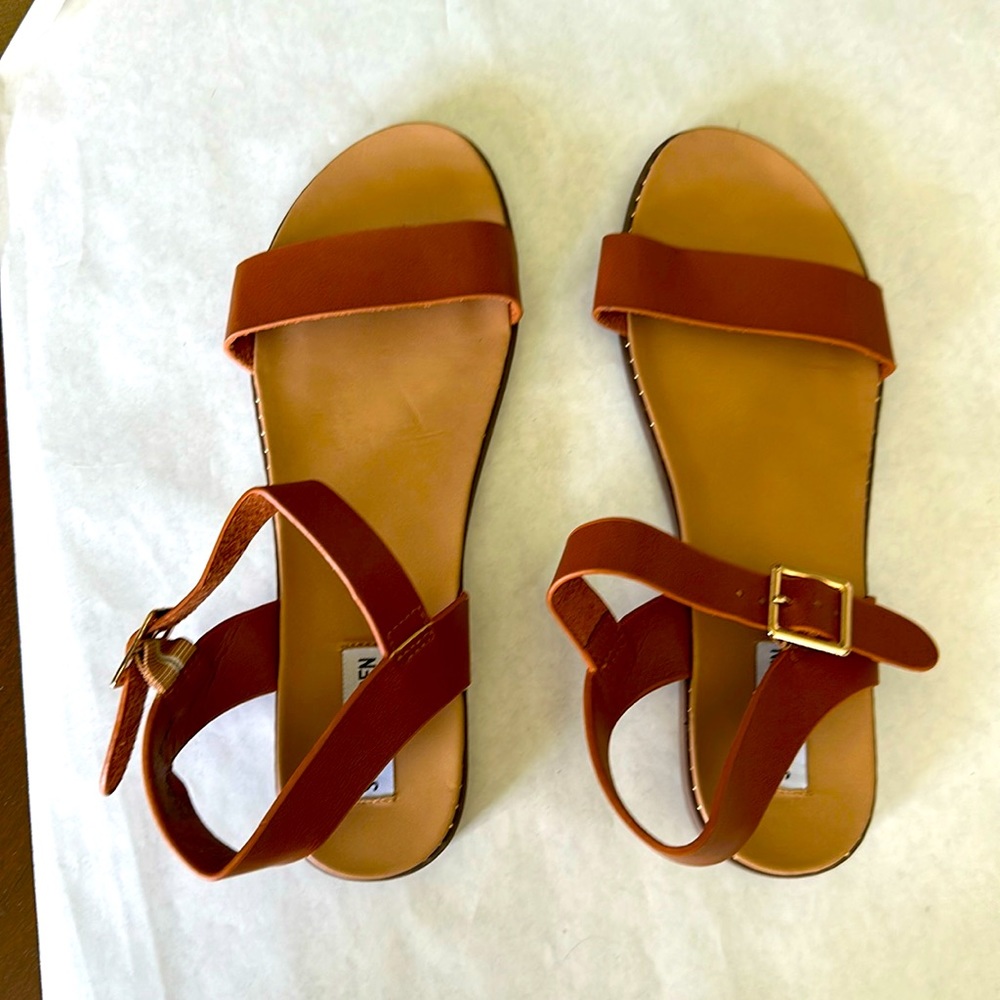 STEVE MADDEN TAN FLAT SANDAL, SIZE 11, NEW